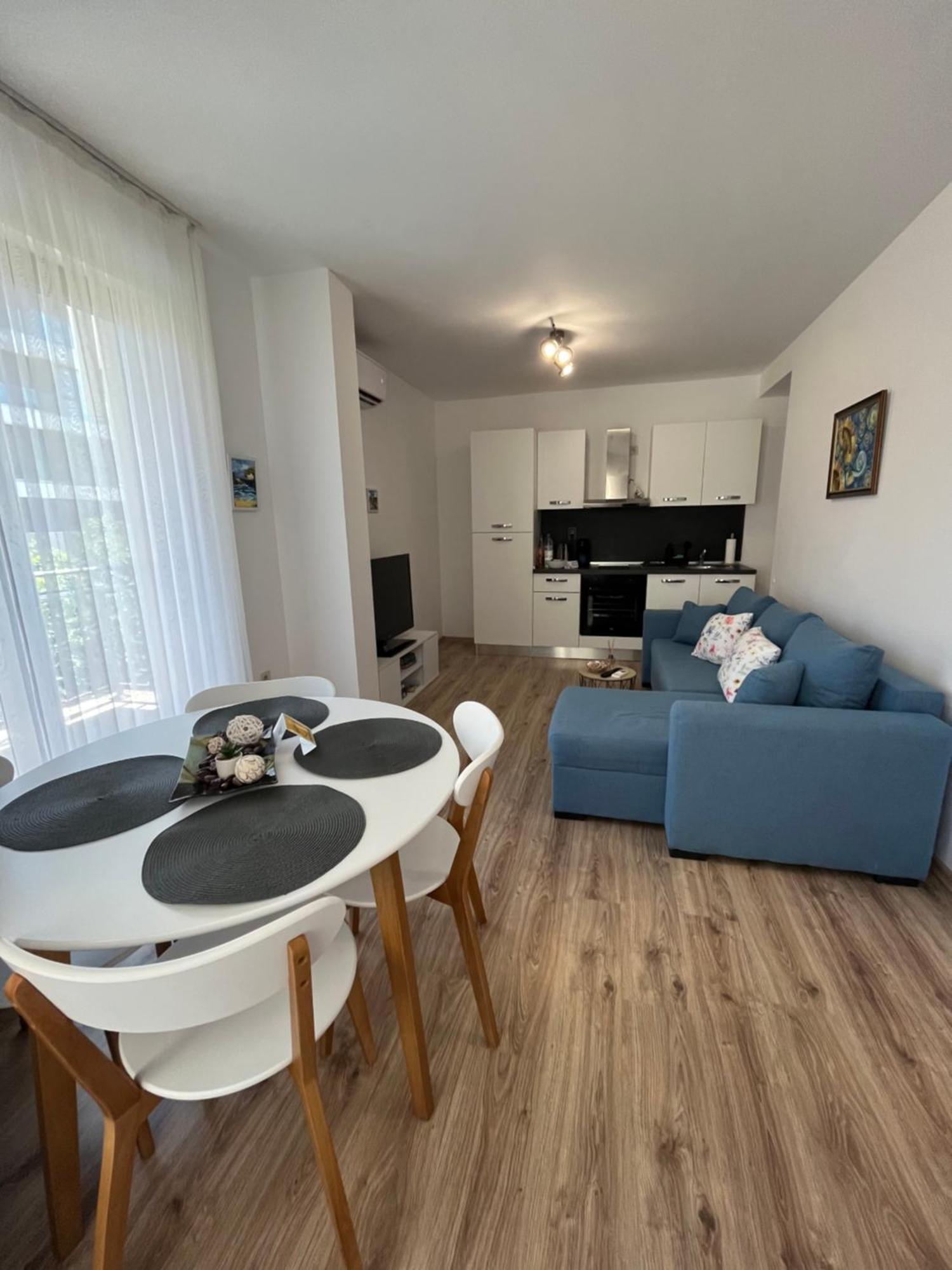 Azzurro Premium Apartment On Bulevard Bogoridi Burgas Exterior photo