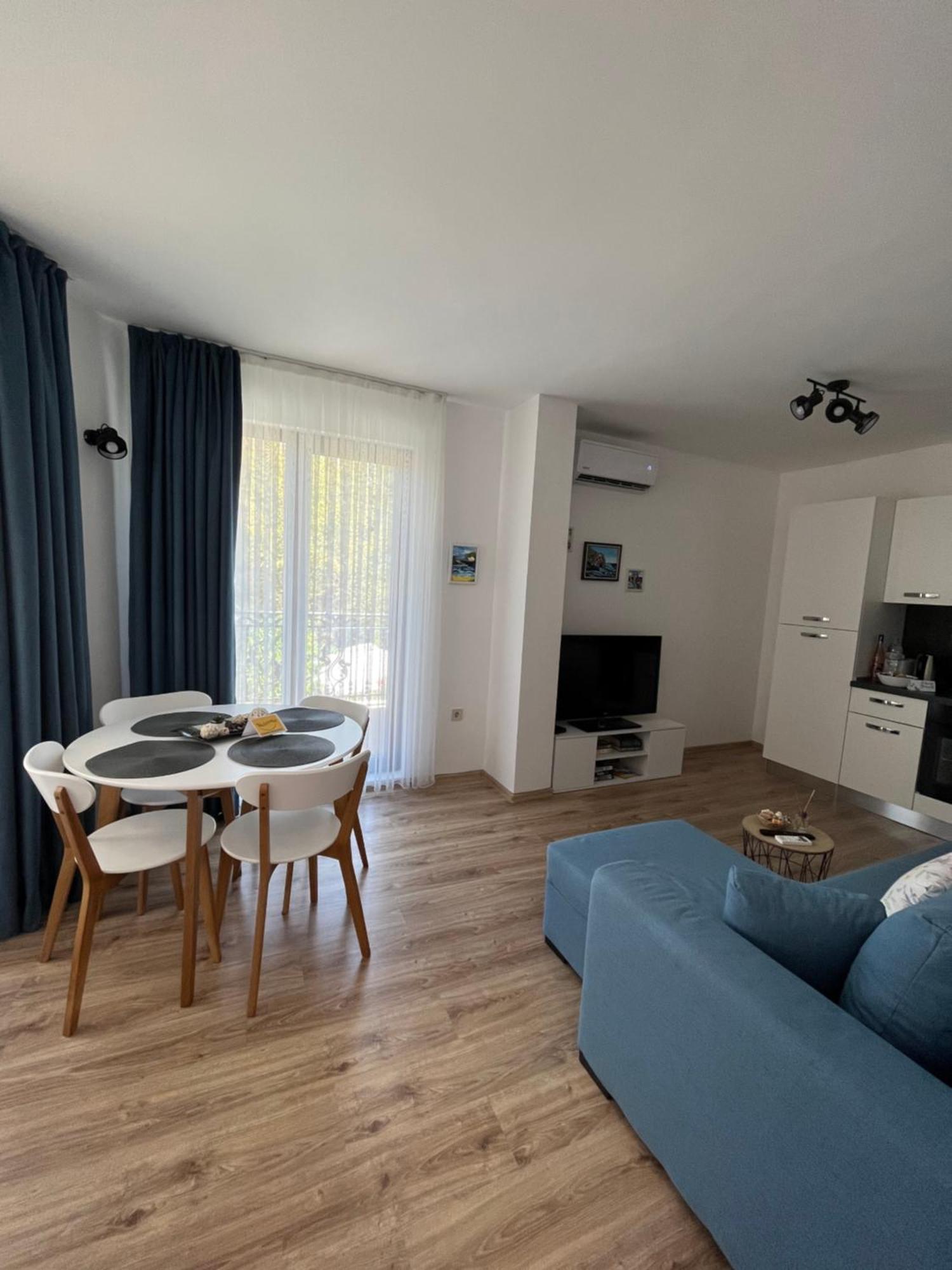 Azzurro Premium Apartment On Bulevard Bogoridi Burgas Exterior photo